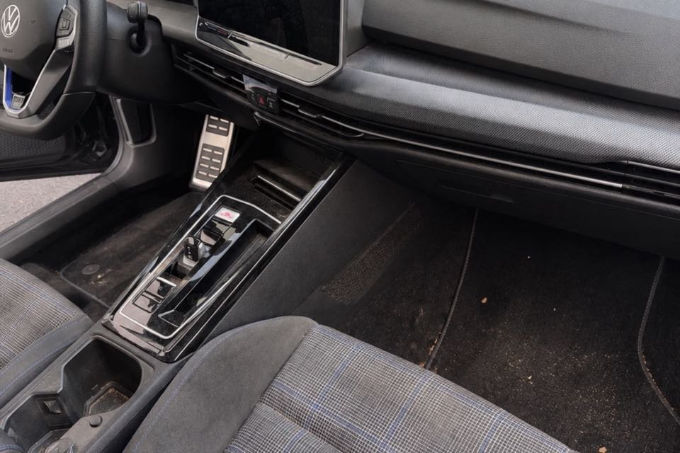 Avant : habitacle poussiéreux, tapis et console sales