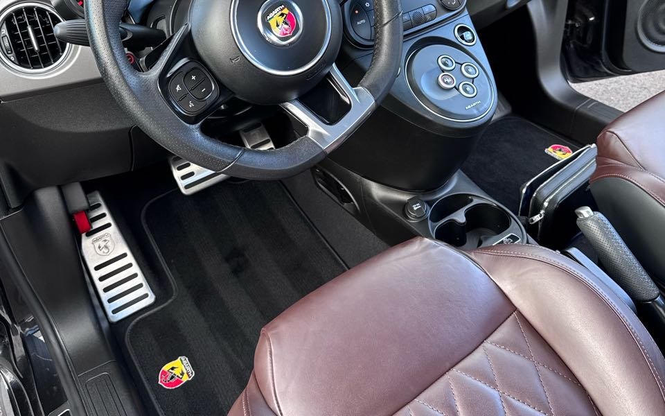 Habitacle nettoyé : volant, pédalier, tapis et siège en cuir